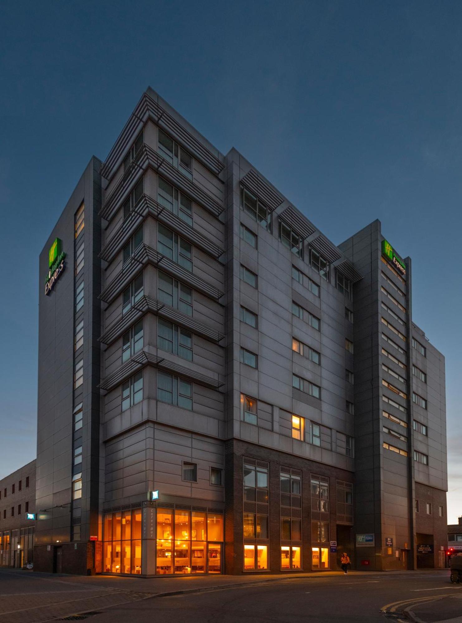 Holiday Inn Express Swindon City Centre By Ihg Exteriör bild