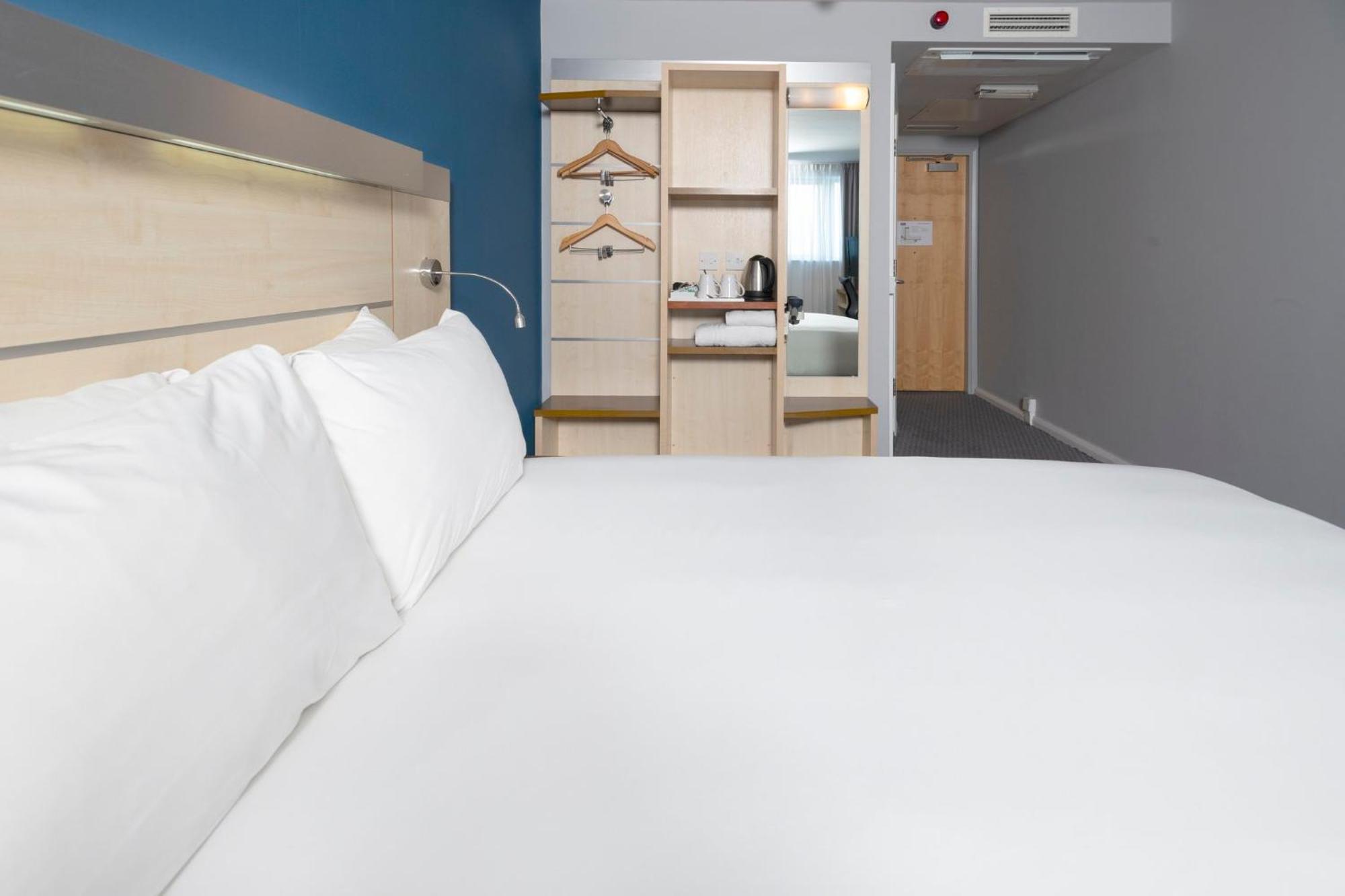 Holiday Inn Express Swindon City Centre By Ihg Exteriör bild