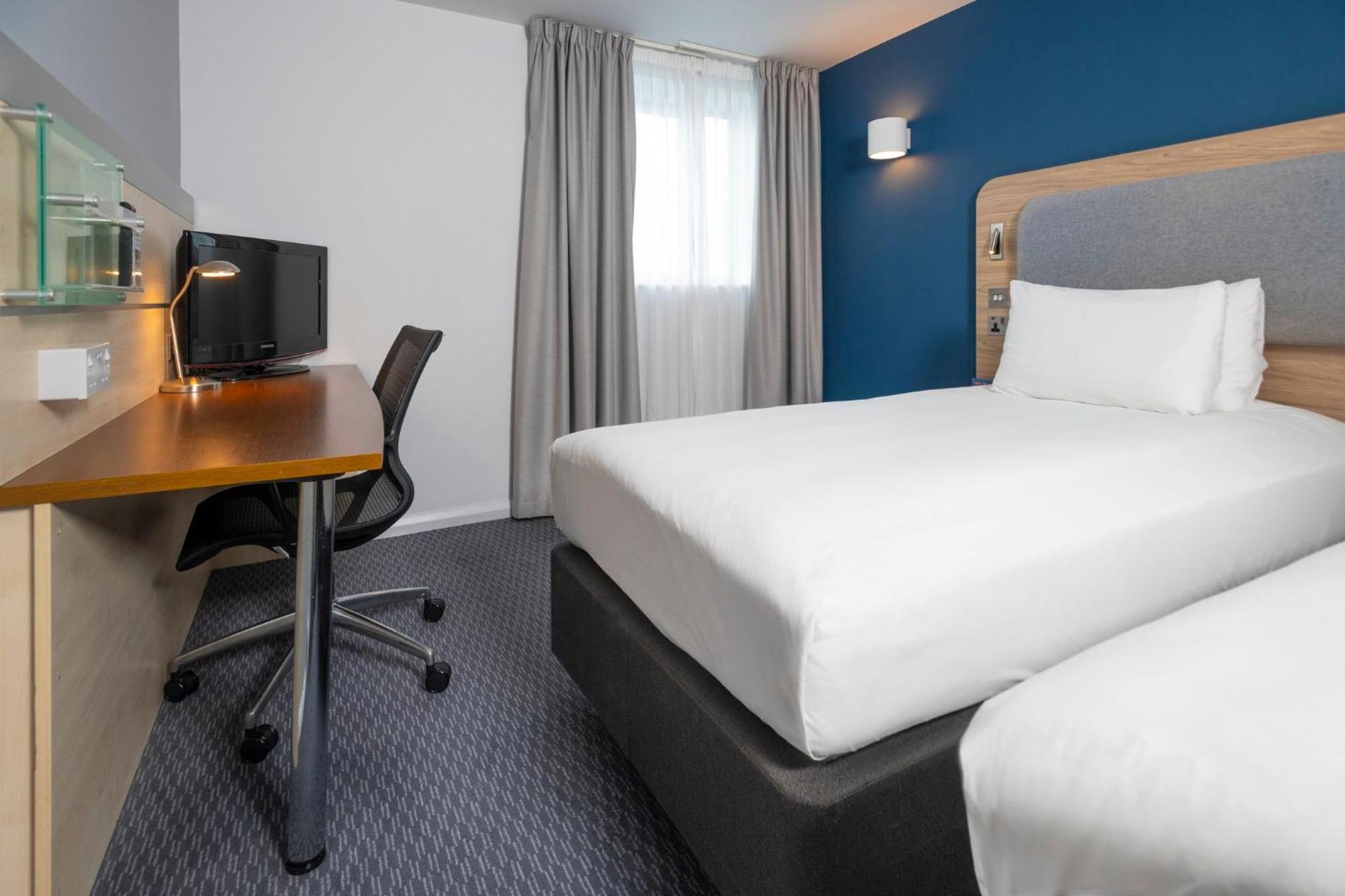Holiday Inn Express Swindon City Centre By Ihg Exteriör bild