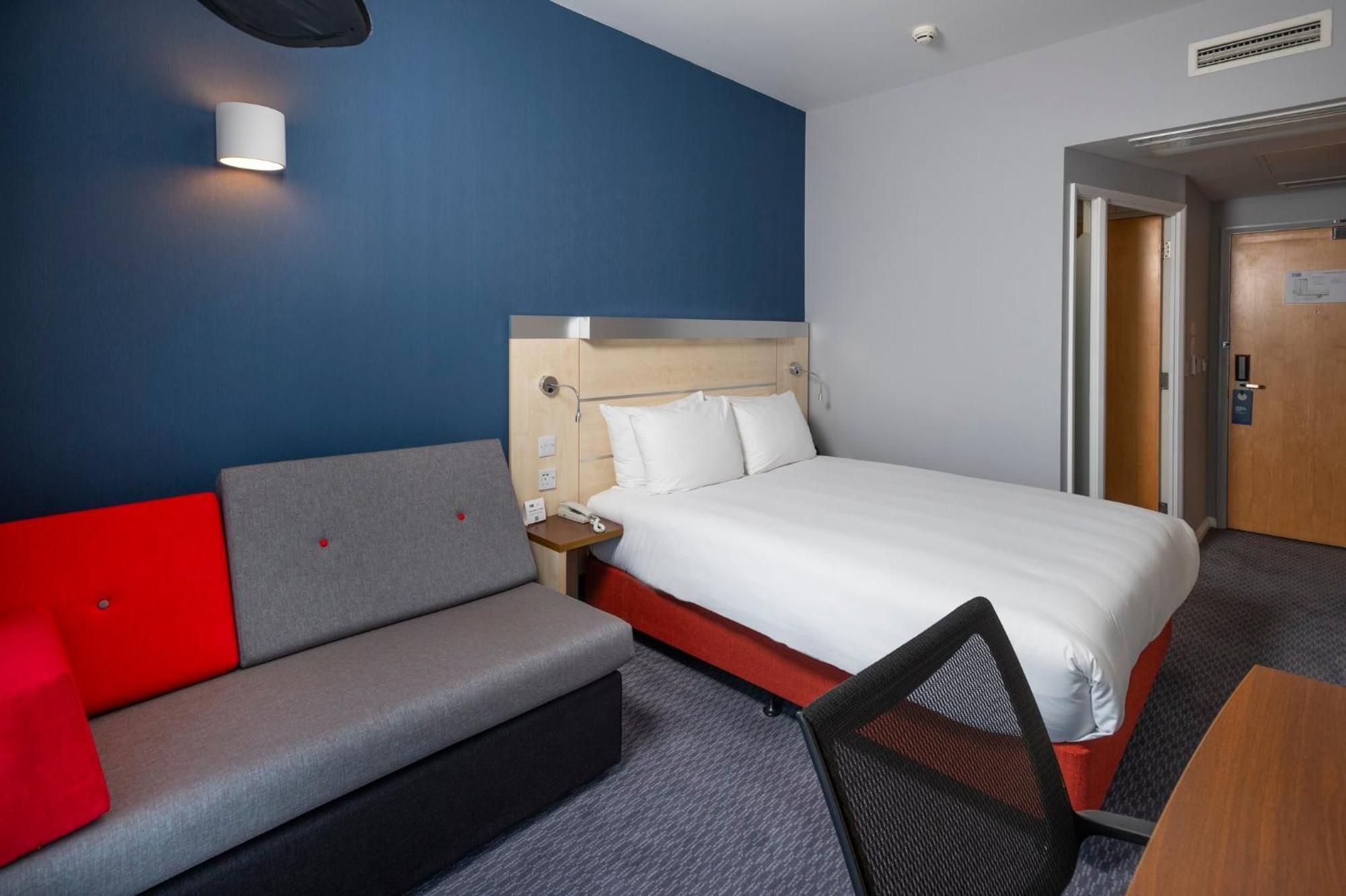 Holiday Inn Express Swindon City Centre By Ihg Exteriör bild