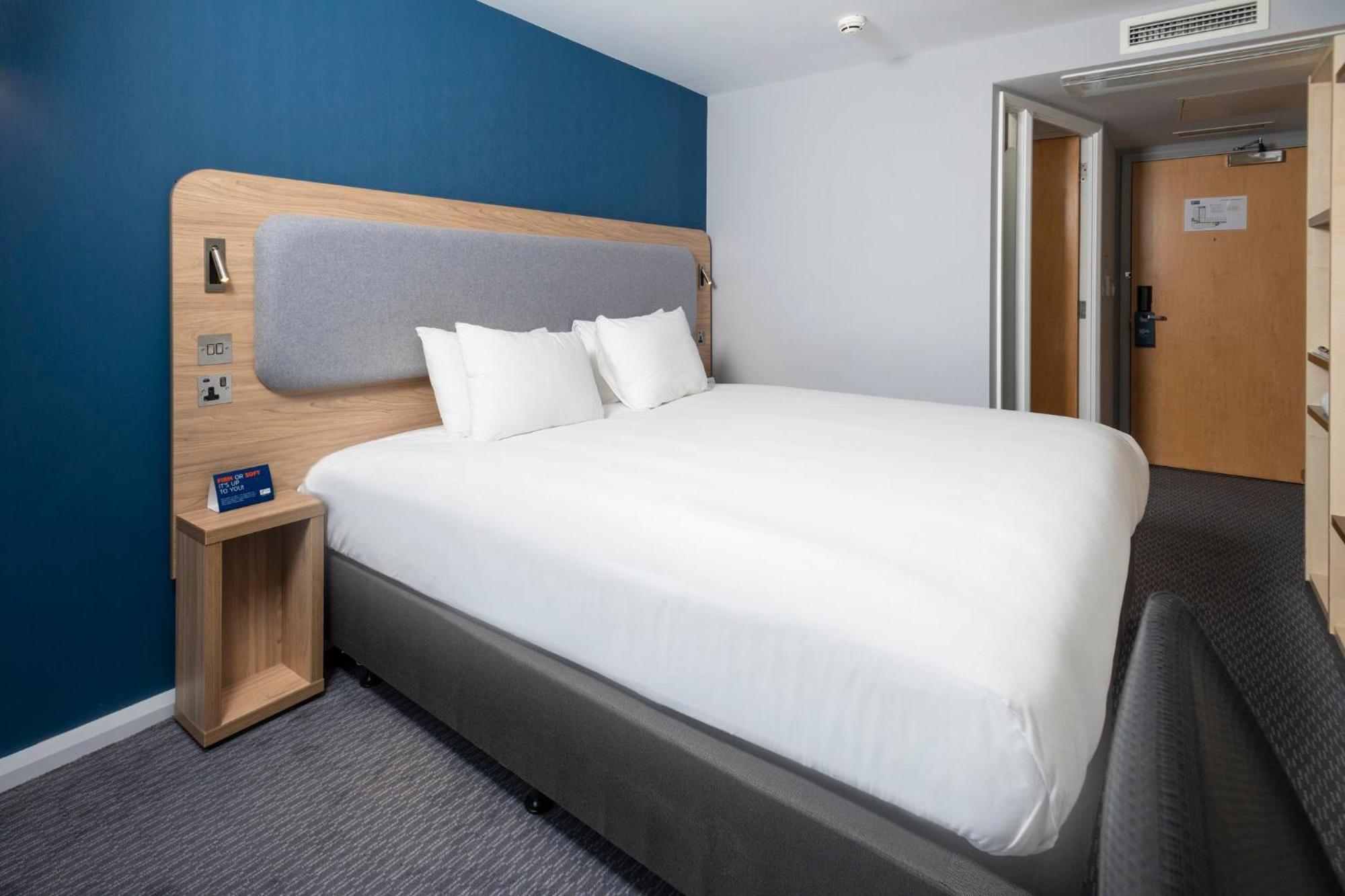 Holiday Inn Express Swindon City Centre By Ihg Exteriör bild