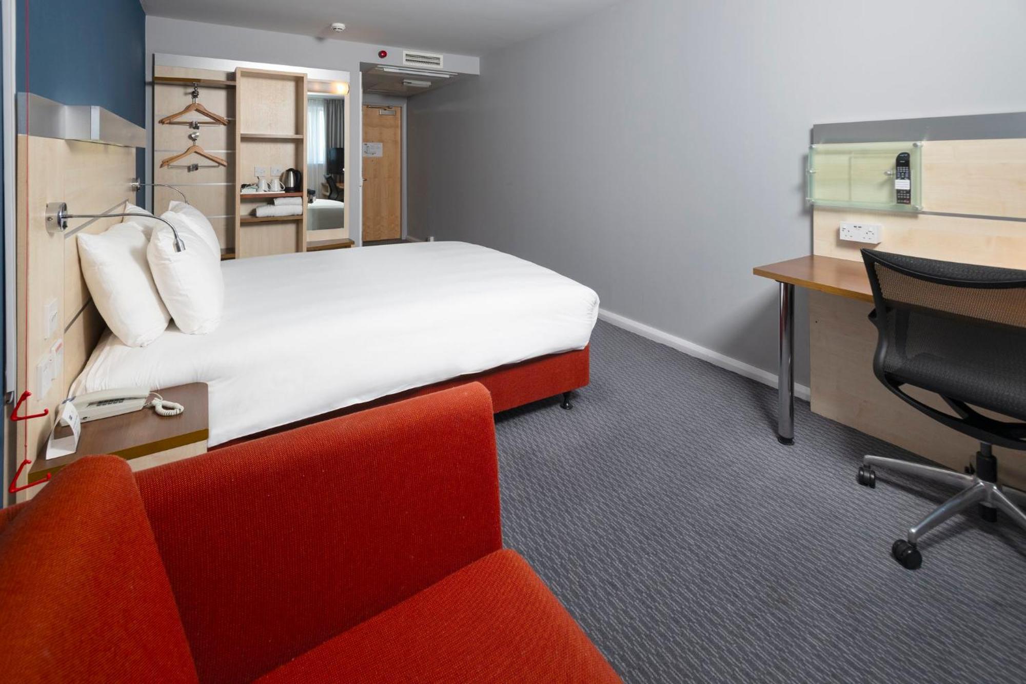 Holiday Inn Express Swindon City Centre By Ihg Exteriör bild