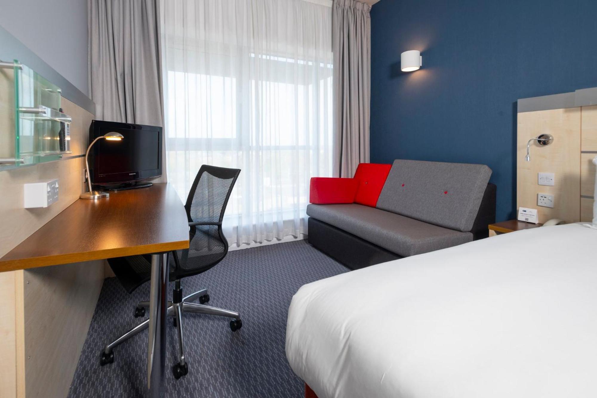 Holiday Inn Express Swindon City Centre By Ihg Exteriör bild