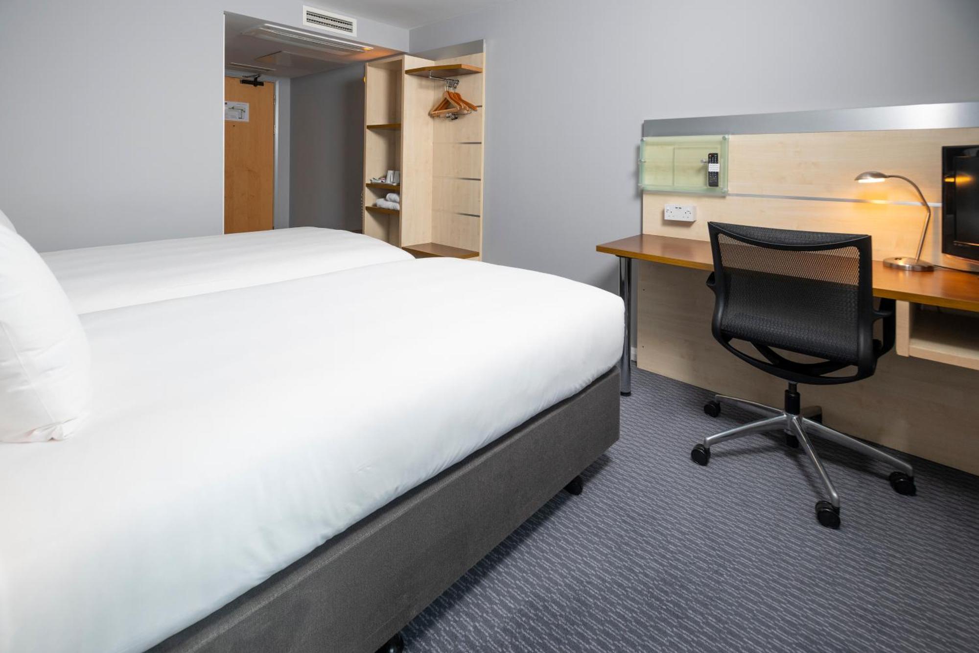 Holiday Inn Express Swindon City Centre By Ihg Exteriör bild